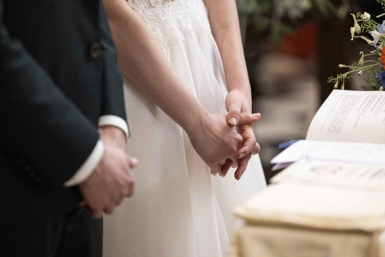 mani degli sposi durante la cerimonia religiosa in chiesa- cos'è il matrimonio conocrdatario
