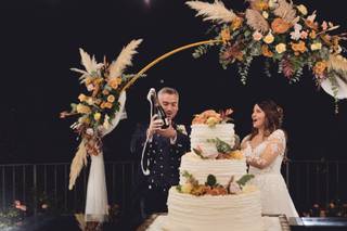 Decorazioni con hula hoop per la torta nuziale con pampas