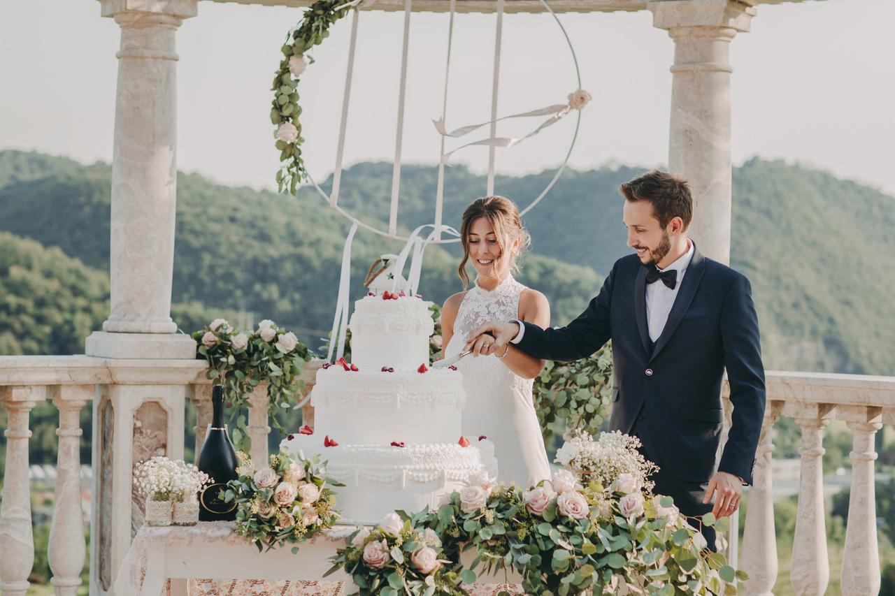 Decorazioni con hula hoop per la torta nuziale