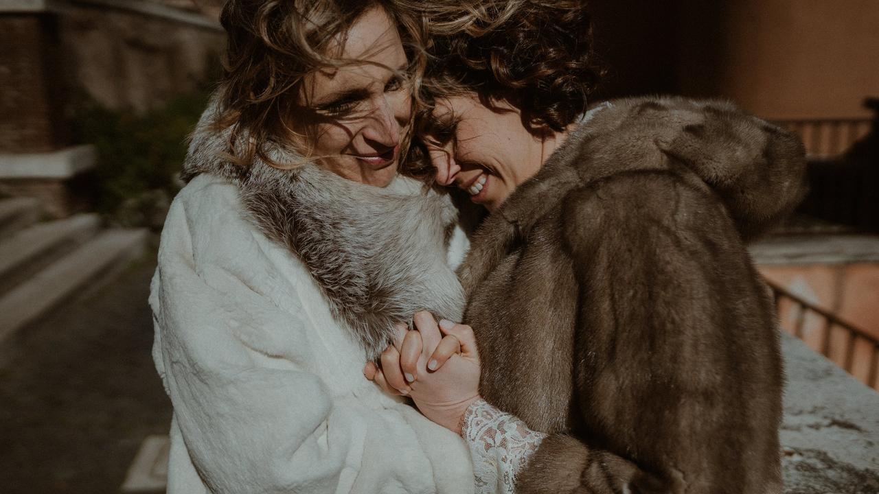 coppia che si abbraccia- pronti per il matrimonio