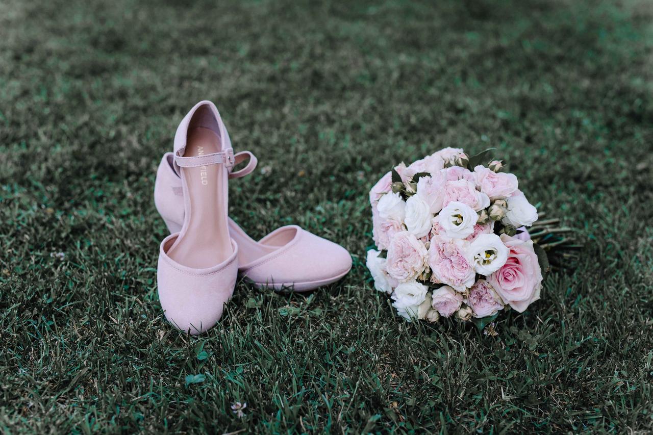 scarpe e bouquet tema rosa matrimonio