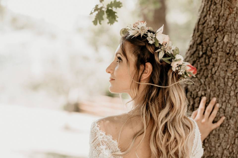 acconciatura sposa capelli sciolti con coroncina di fiori