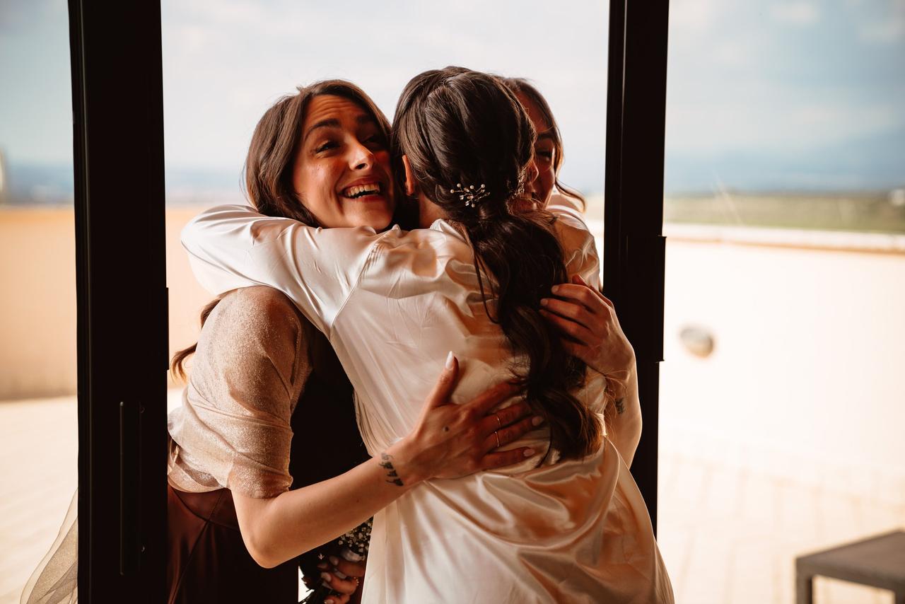 sposa che abbraccia le amiche- sorpresa agli sposi