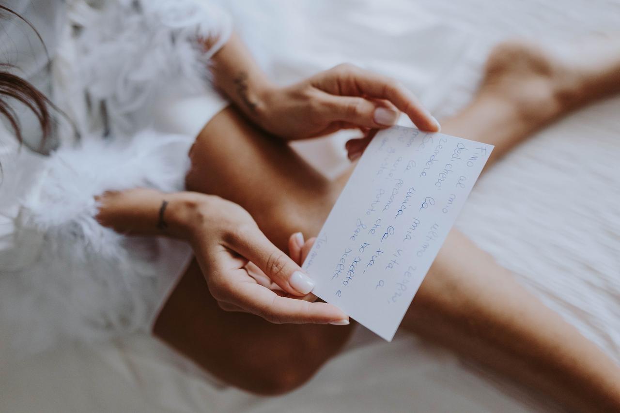 sposa che legge un bigliettino