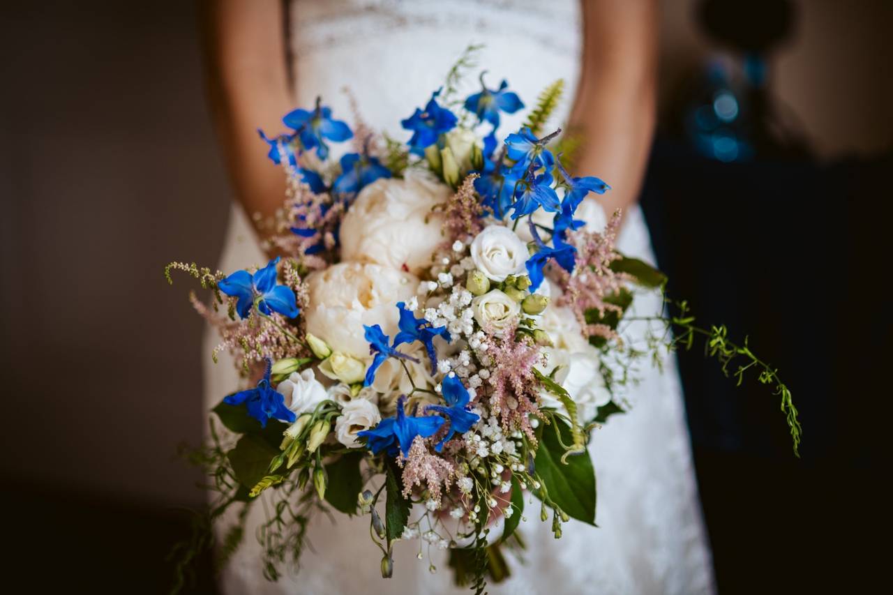 Un matrimonio guest book con un nastro di colore blu su un tavolo