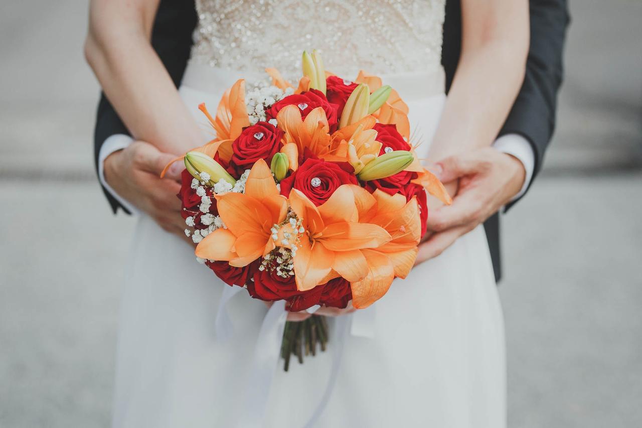 bouquet autunnale con tonalità rosse e arancioni