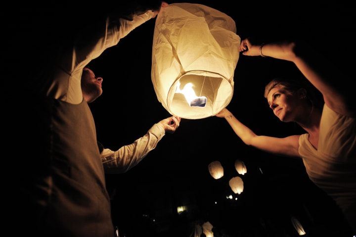 https://cdn0.matrimonio.com/article-vendor-o/6476/3_2/960/jpg/sky-lanterns-by-the-pool-make-a-wish_2_116476.jpeg