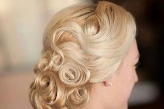 acconciatura sposa raccolto basso capelli biondi onde