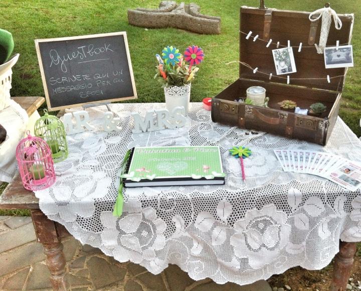 Un tavolo a un ricevimento di matrimonio con un guest book e un