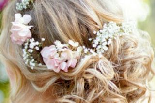 acconciatura sposa raccolto basso capelli ricci