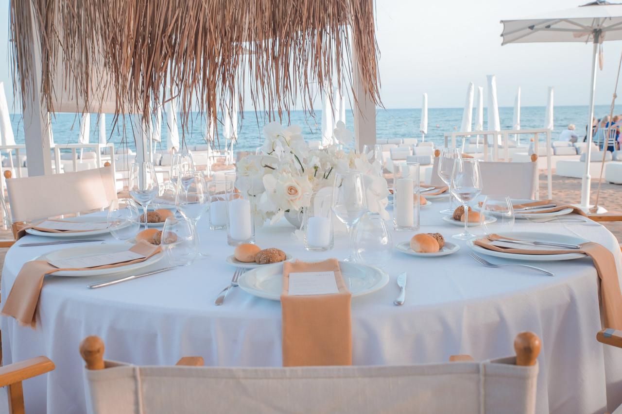 tavoli tondi nella veranda sul mare- sposarsi al mare