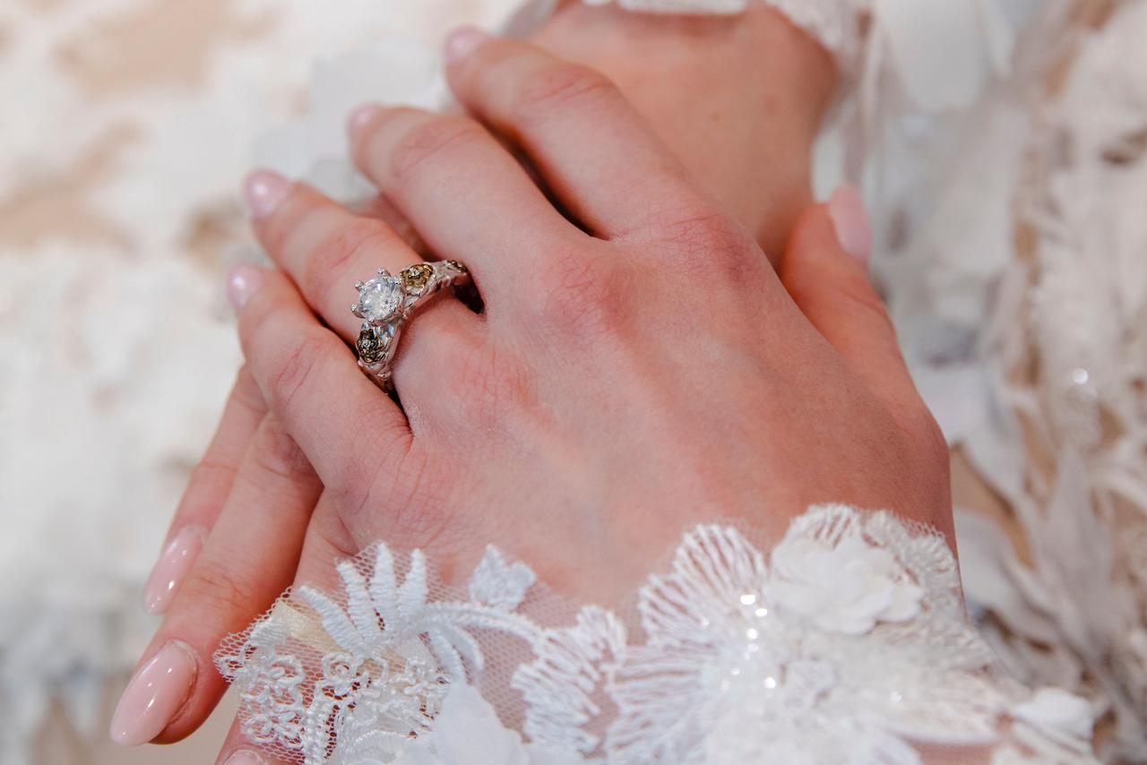 anello di fidanzamento prezioso con solitario e piccoli diamanti a fascia