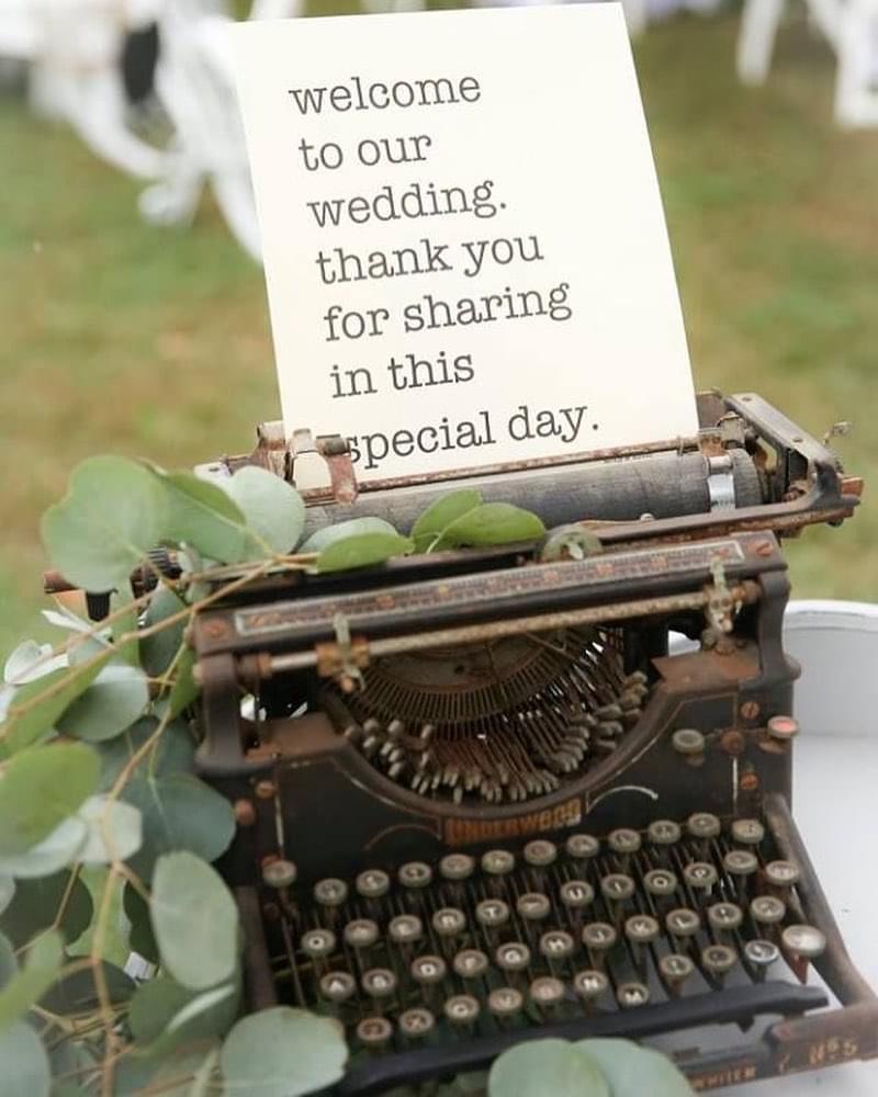 macchina da scrivere con foglio per guestbook matrimonio