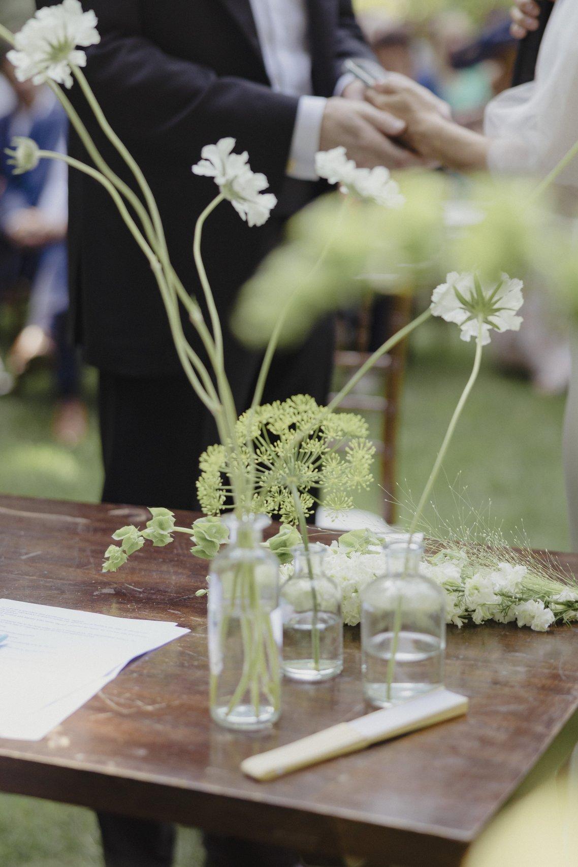 vasetti con fiori verdi per cerimonia stile botanico- stili matrimoni