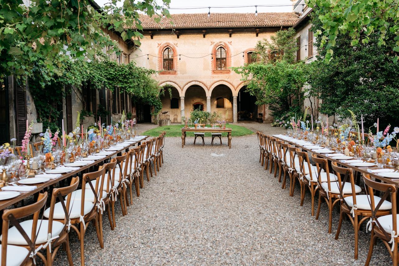 tavoli imperiali allestiti con stile hipester all'aperto- stili matrimonio