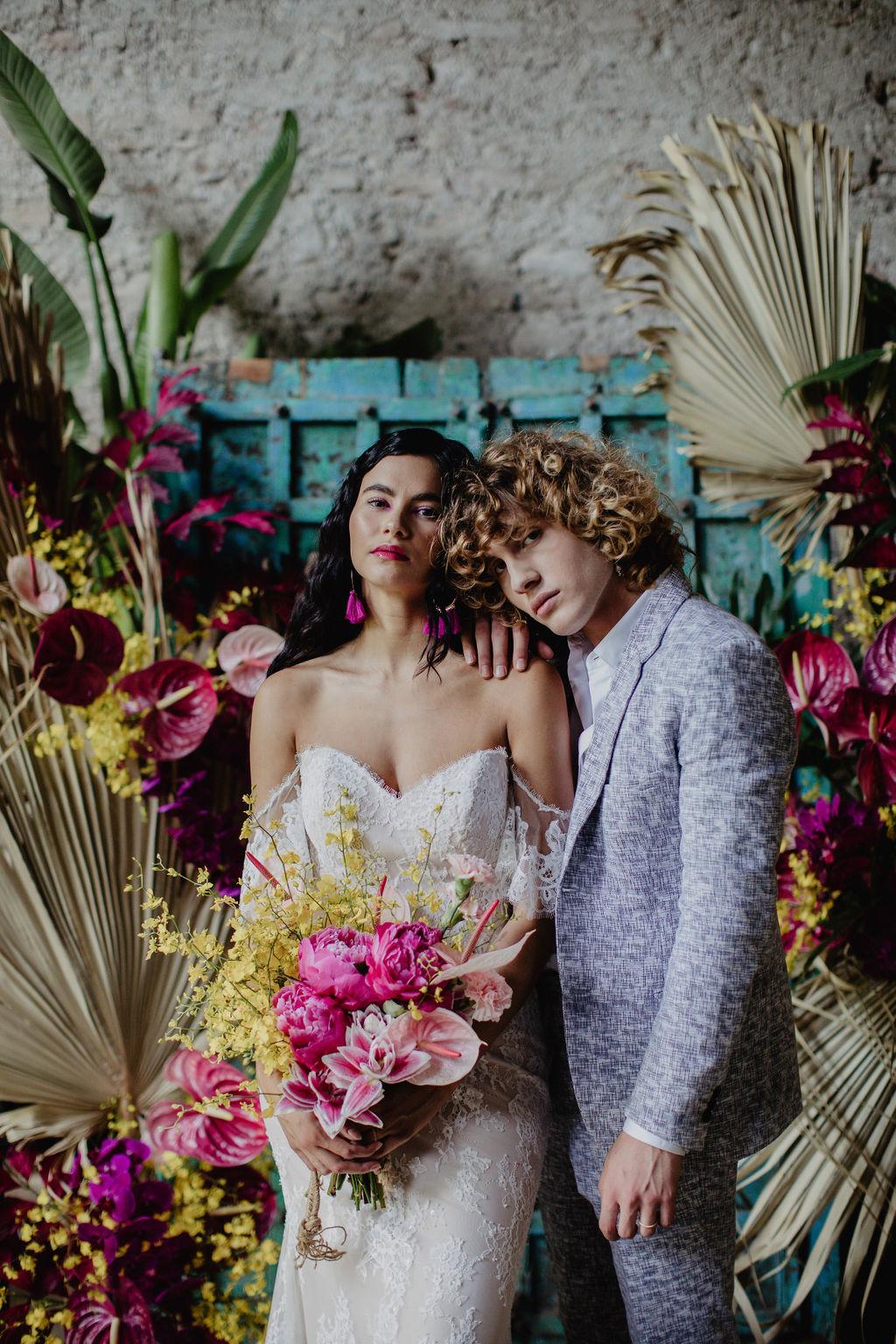 sposi con decorazioni matrimonio stile tropical colorate