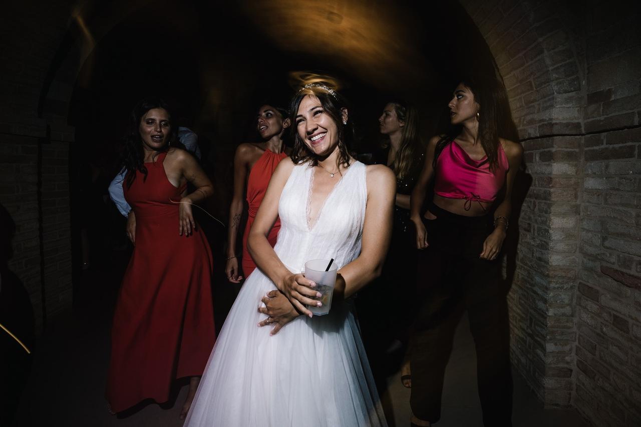 invitate che fanno uno scherzo alla sposa