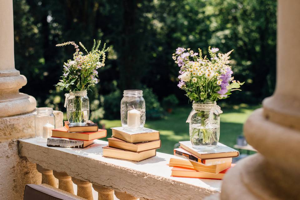 Allestimenti matrimonio fiori di campo, barattoli di vetro e libri