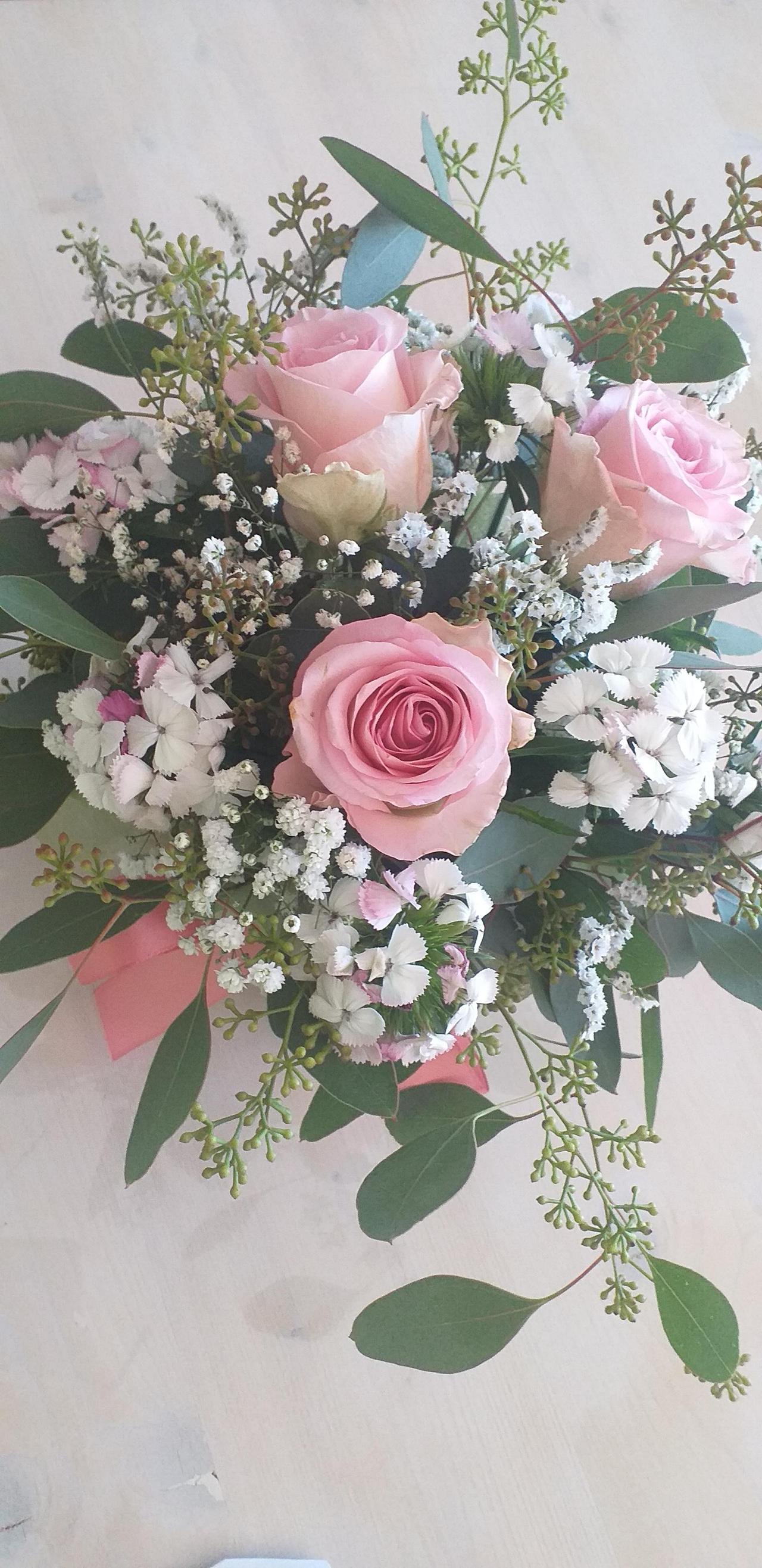 Bouquet da sposa con eucalipto e rose