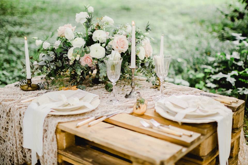 tavolo matrimonio boho chic con fiori e candelabri