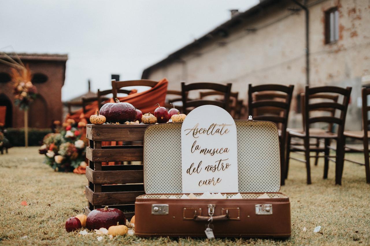 allestimento con valigie matrimonio tema musica