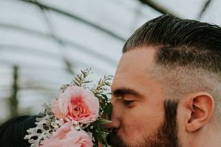 rose rosa e bianche per semiraccolto con fiori sposa e bacio sulla fronte dello sposo