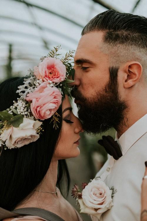 rose rosa e bianche per semiraccolto con fiori sposa e bacio sulla fronte dello sposo