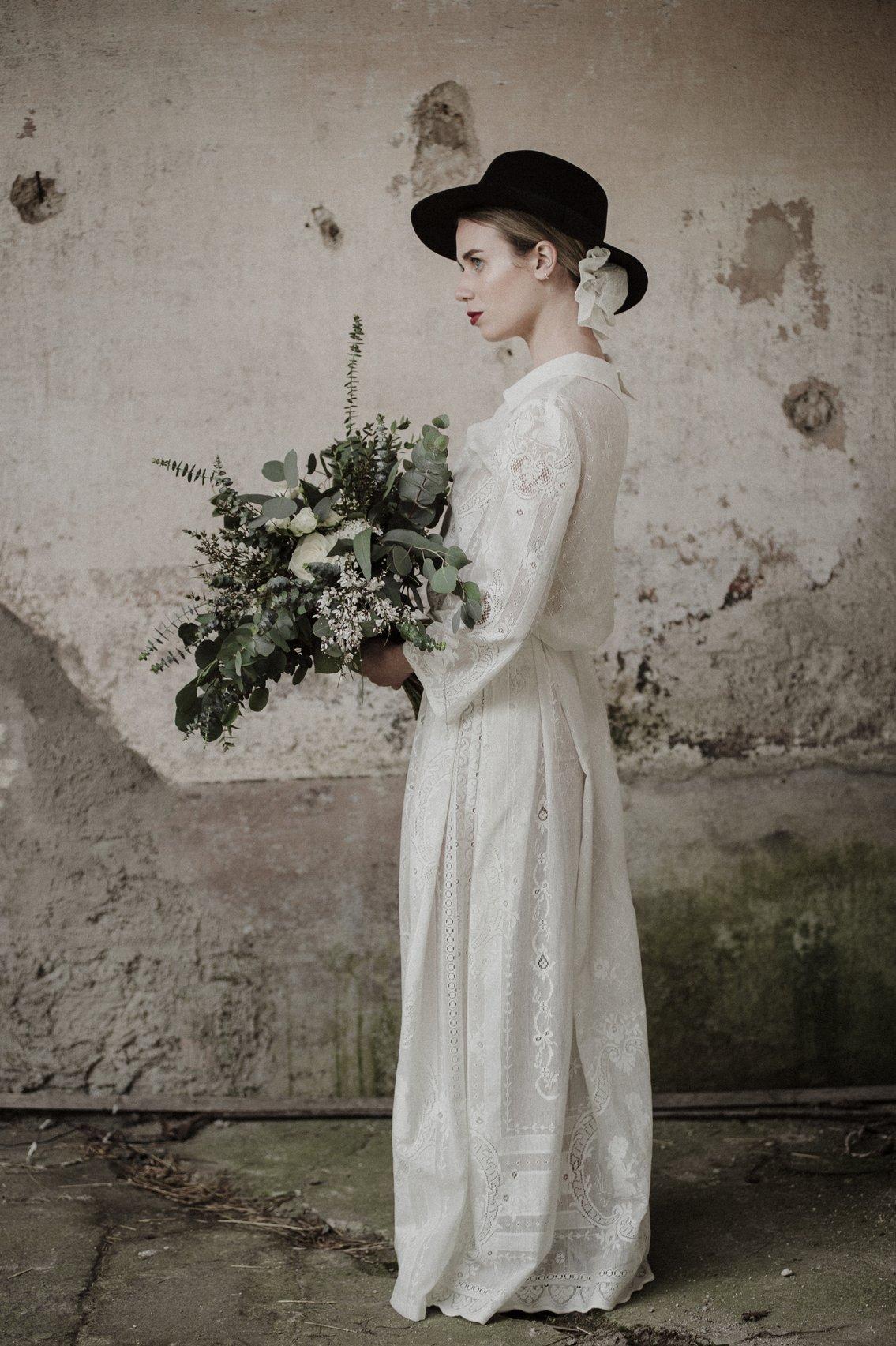 sposa con bouquet e cappello nero per matrimonio stile industrial- stili matrimonio