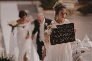 damigella con lavagnetta arriva la sposa