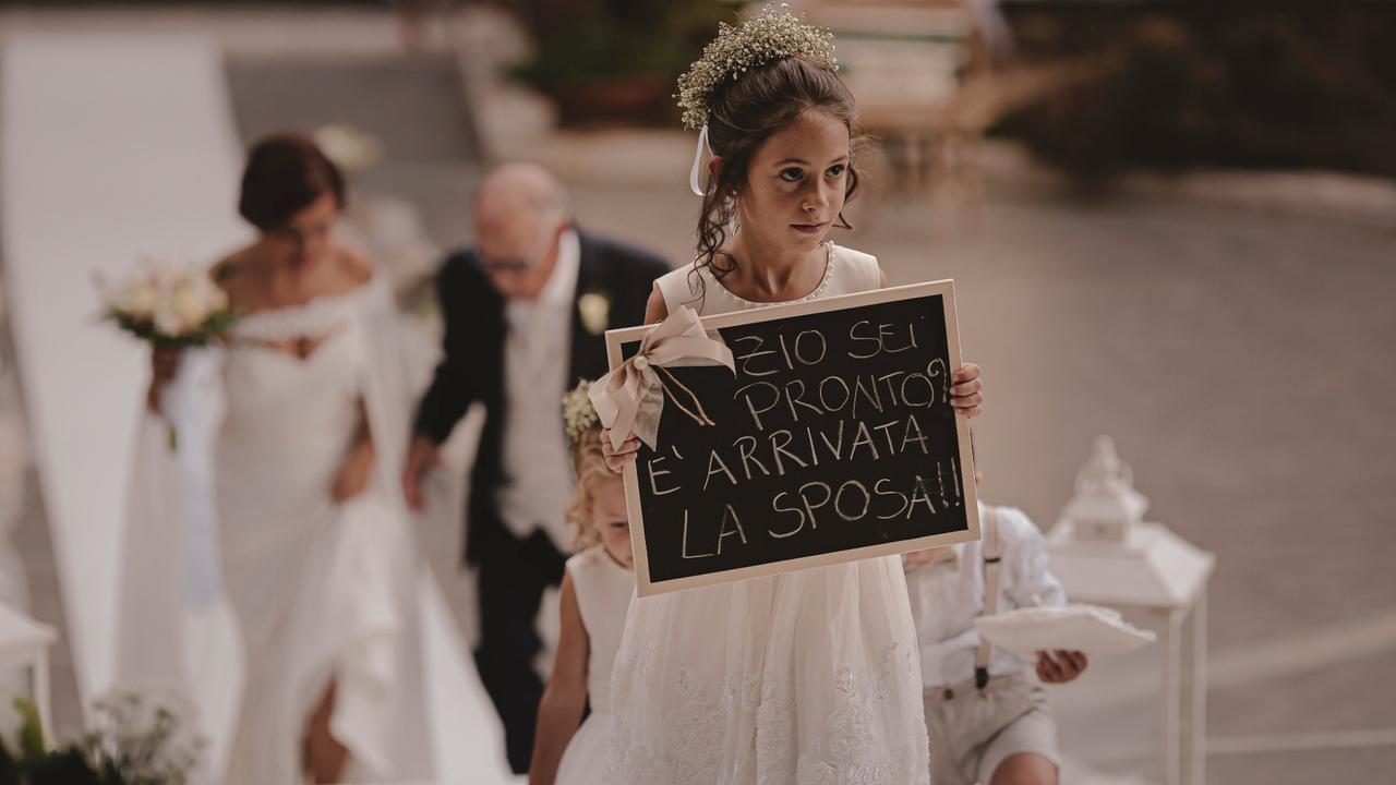 damigella con lavagnetta arriva la sposa