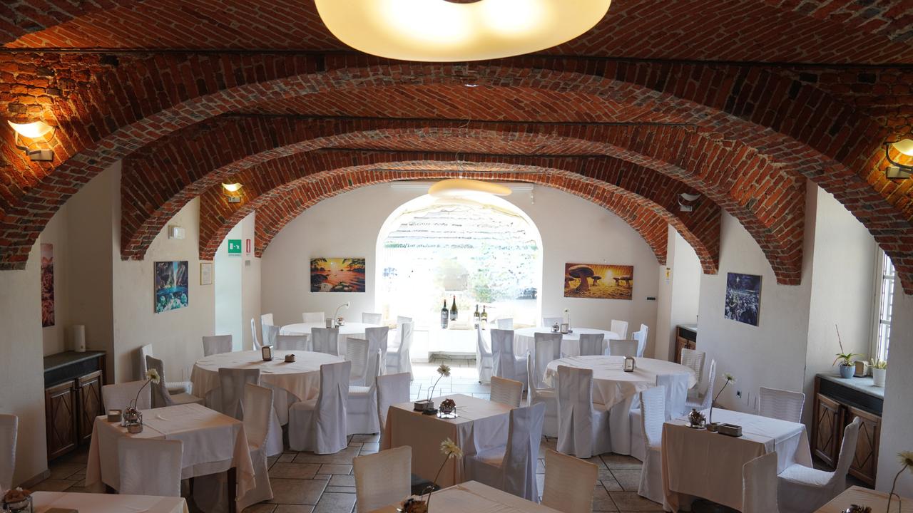 sala interna con volte a botte e tavoli tondi- location matrimonio economica