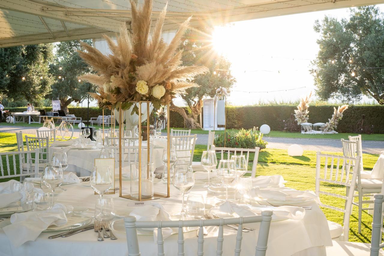 tavola con mise en place e centrotavola con pampas all'aperto- pacchetti matrimonio