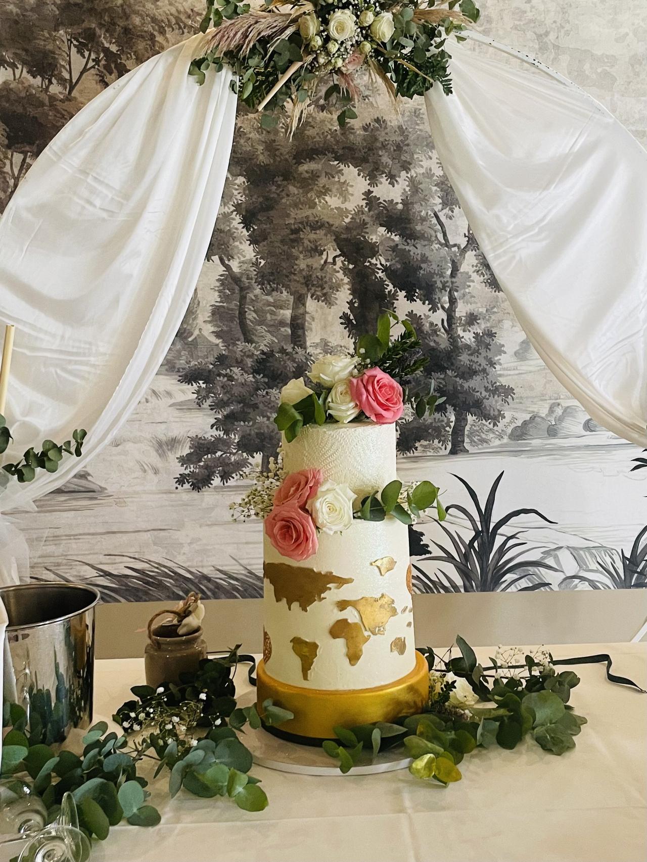 torta matrimonio tema viaggio con decorazioni argentate dei continenti