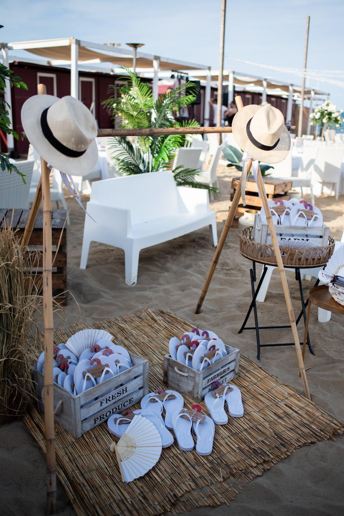 area gadget in spiaggia con cappelli in paglia, ventagli e ciabatte infradito- sposarsi al mare