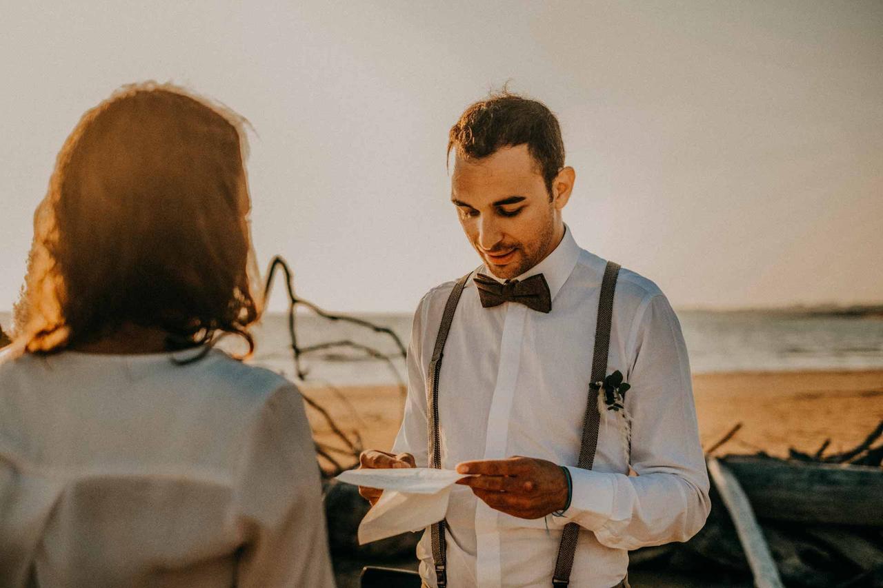 sposo che legge le frasi promessa matrimonio