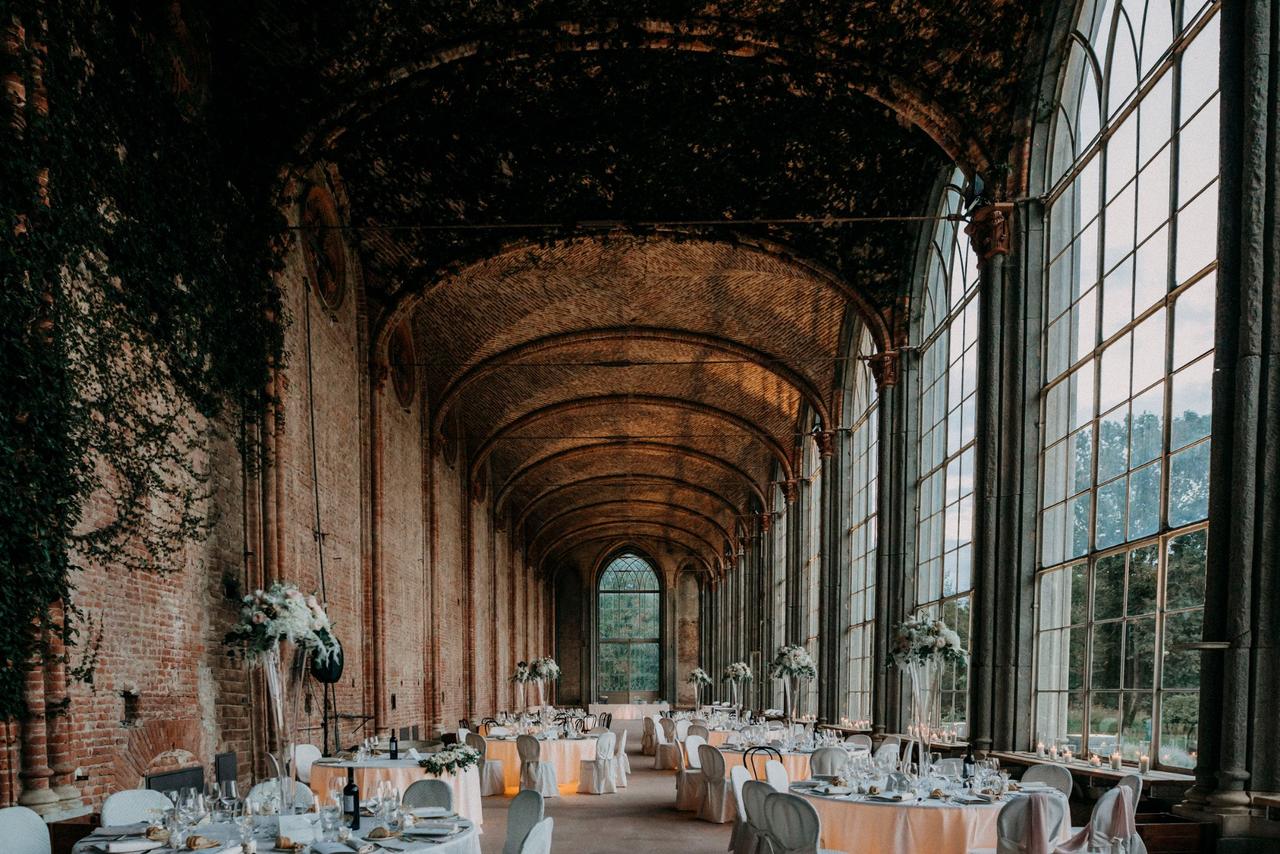 sala ricevimento allestita con decorazioni in stile matrimonio classico elegante