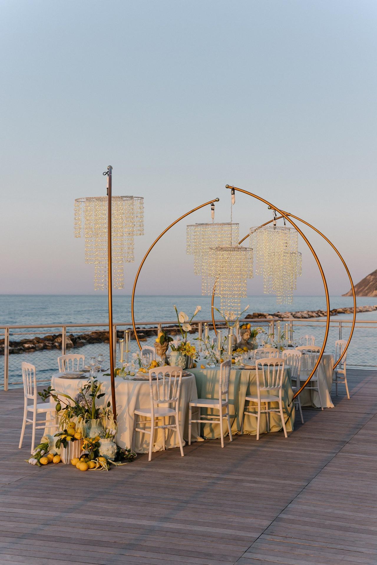 allestimento tavoli sulla terrazza fronte mare- pacchetti matrimonio