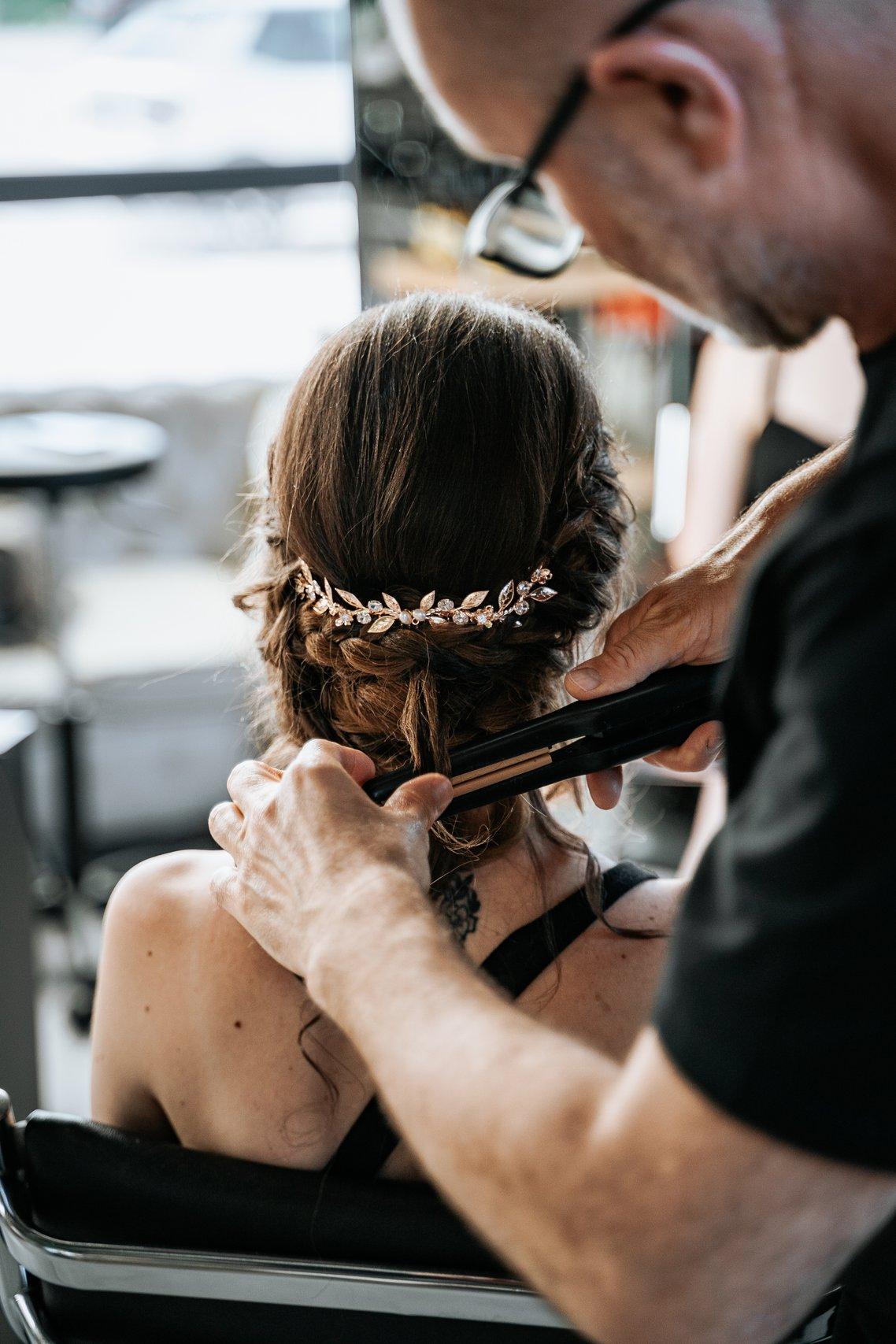cura dei capelli sposa che fa la piastra