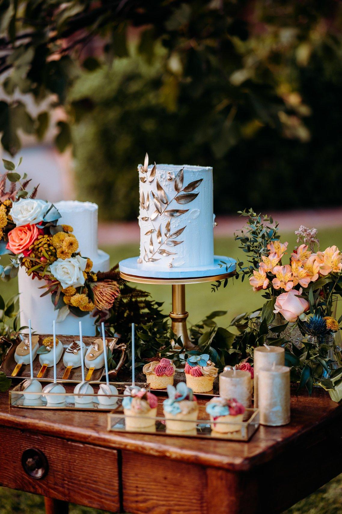 sweet table matrimonio  con cupcake, gelati  e torta con decorazione floreale