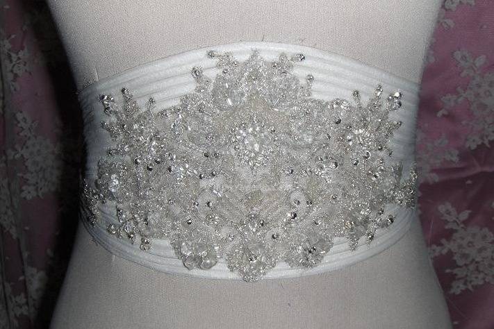 Abito da sposa con dettagli creativi