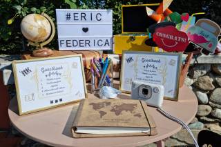 allestimento tavolo guestbook matrimonio con copertina a tema viaggio polaroid e mappamondo