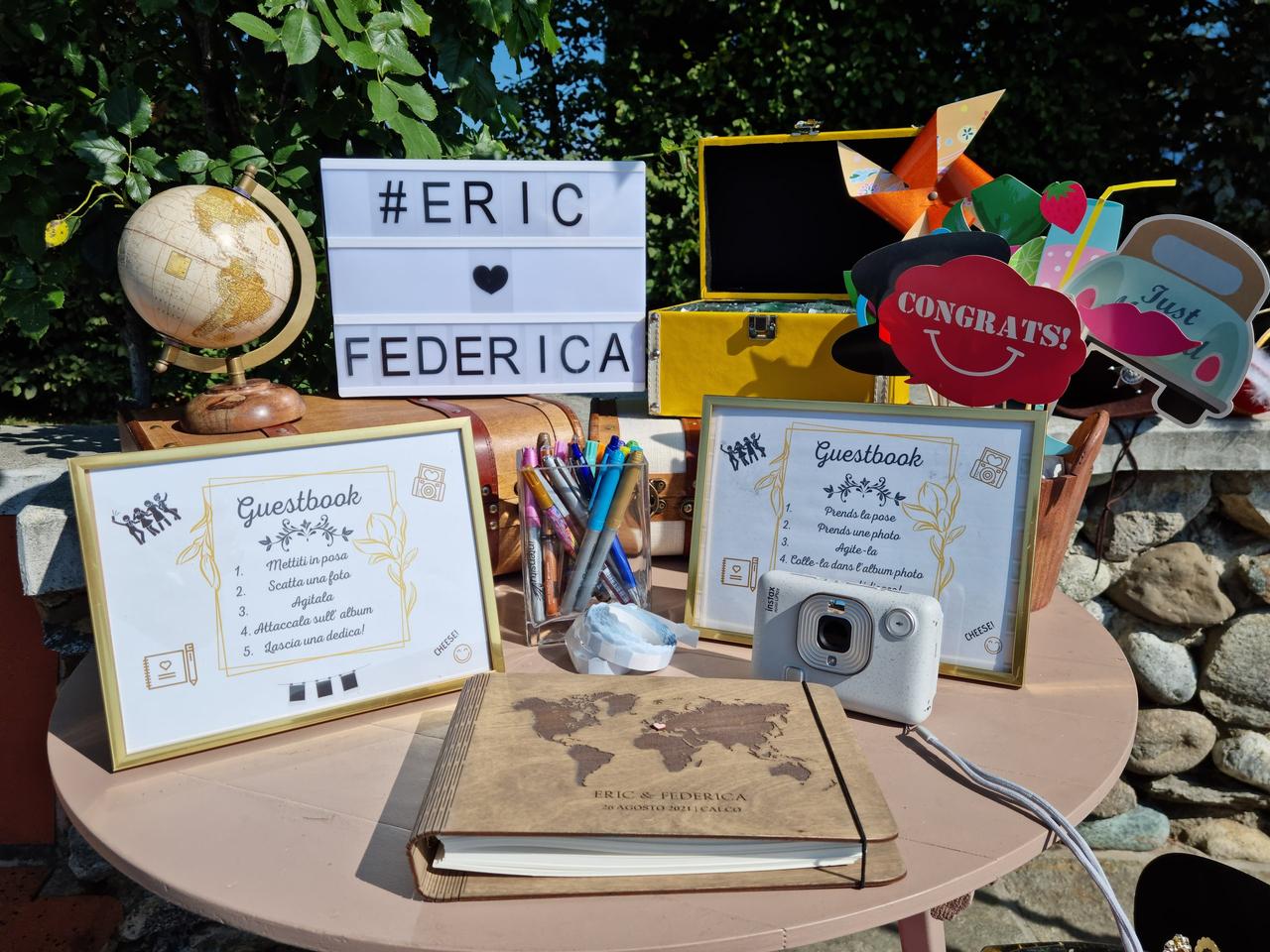 allestimento tavolo guestbook matrimonio con copertina a tema viaggio polaroid e mappamondo