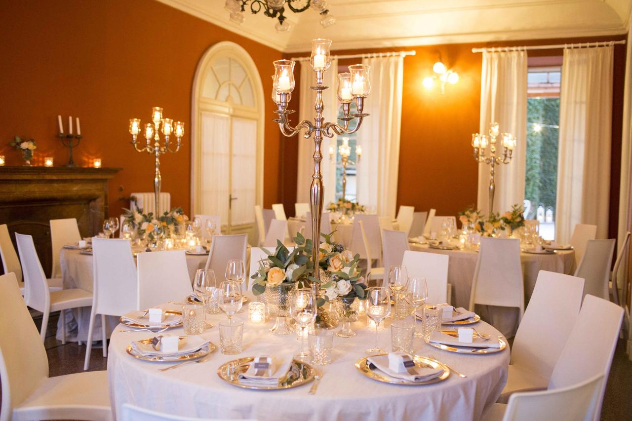 sala interna con tavoli tondi di Villa Piceni- pacchetti matrimonio