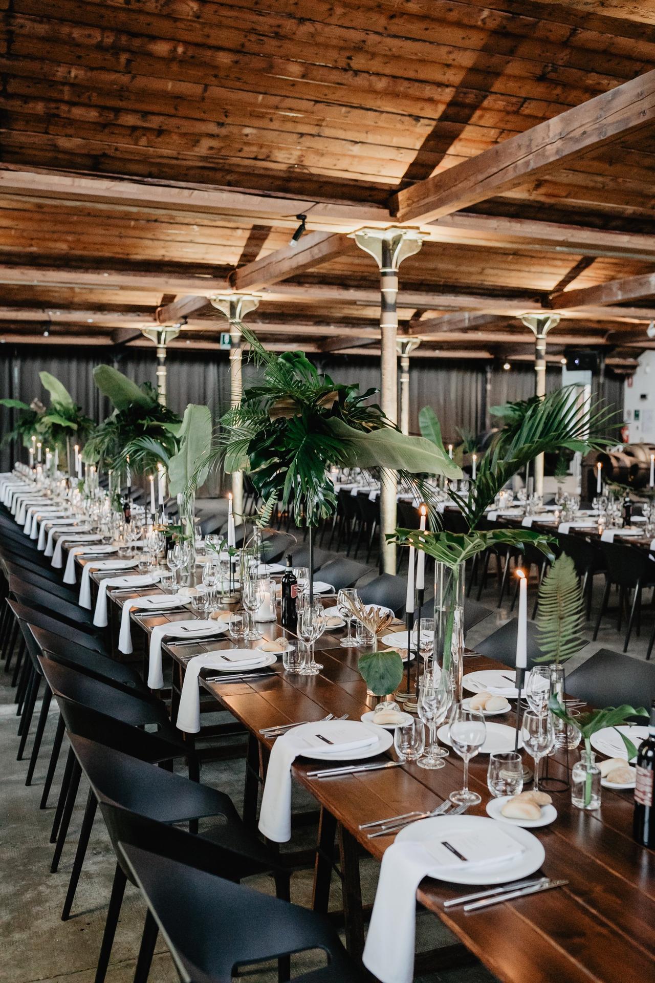 tavoli imperiali allestiti con mise en place e decori dallos tile industrial- stili di matrimonio