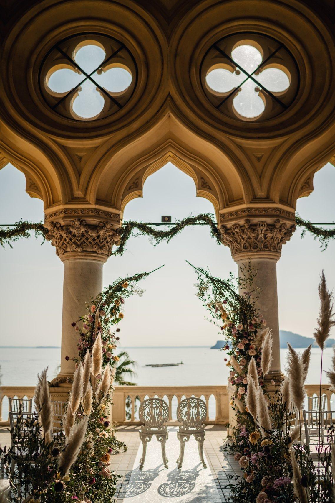 allestimento floreale matrimonio per cerimonia civile nella terrazza vista mare con pampas