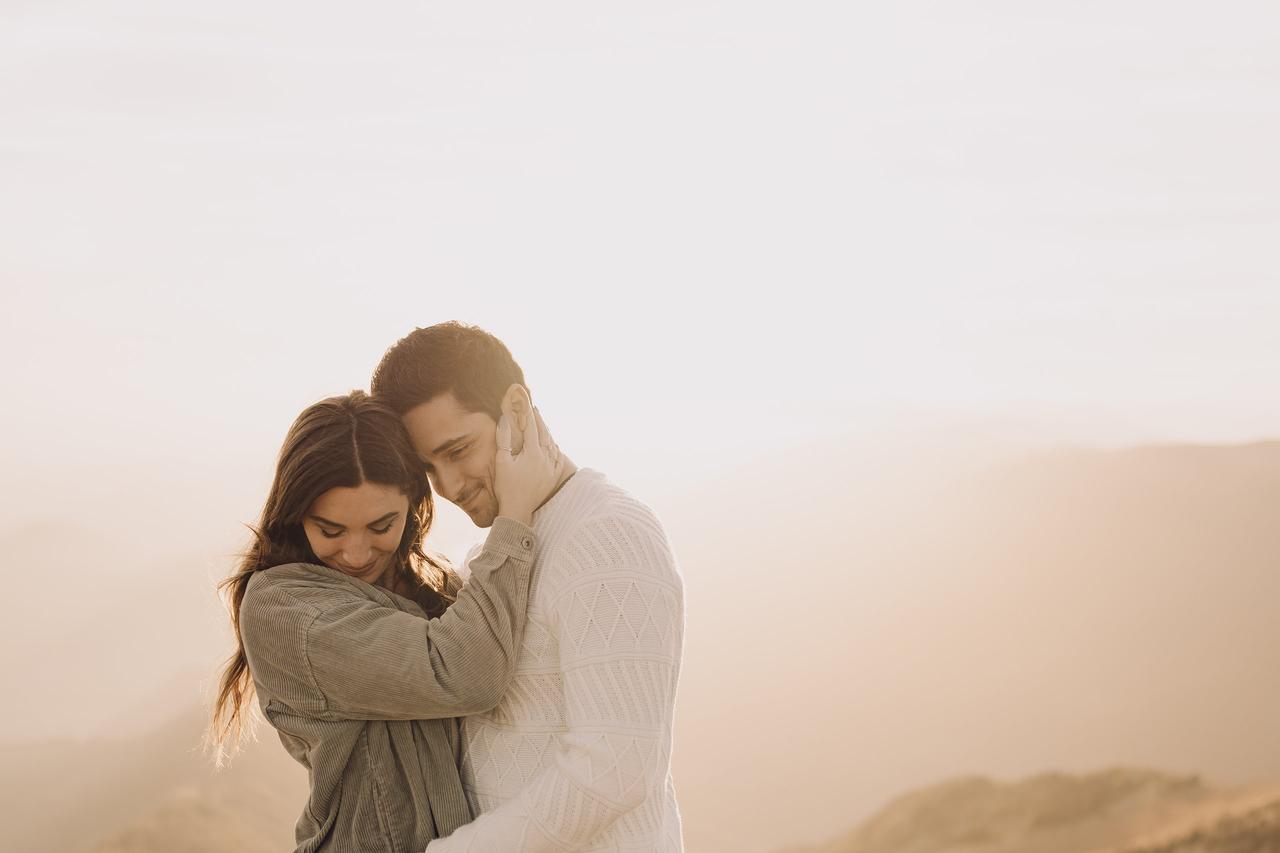 coppia durante uno shooting prematrimoniale- idee regalo per la sposa