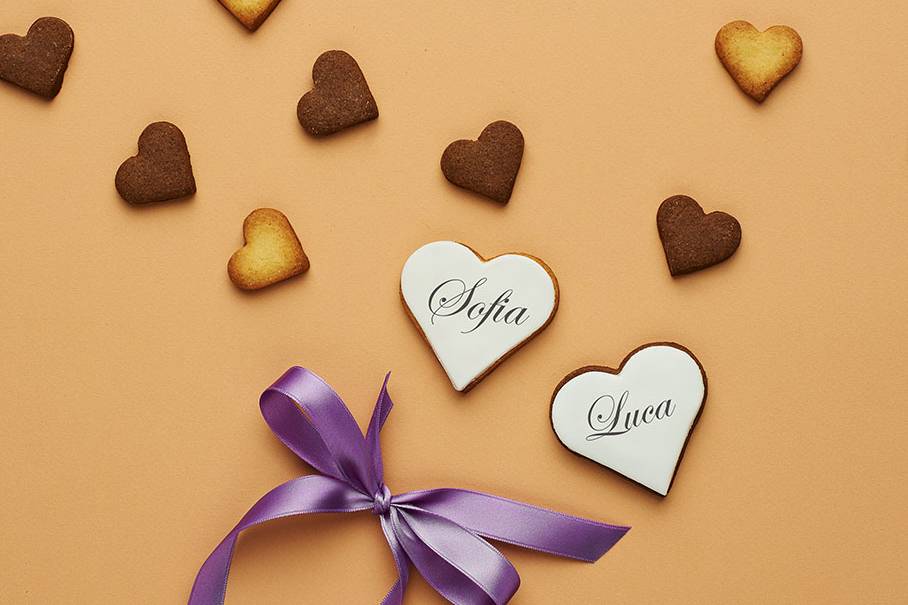 Biscotti decorati per promessa di matrimonio