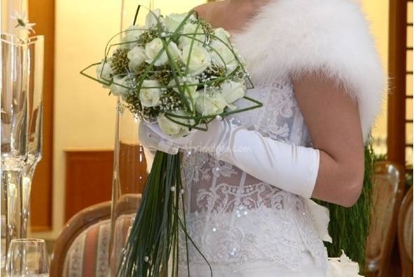 Sposa d’inverno con dettagli coprenti