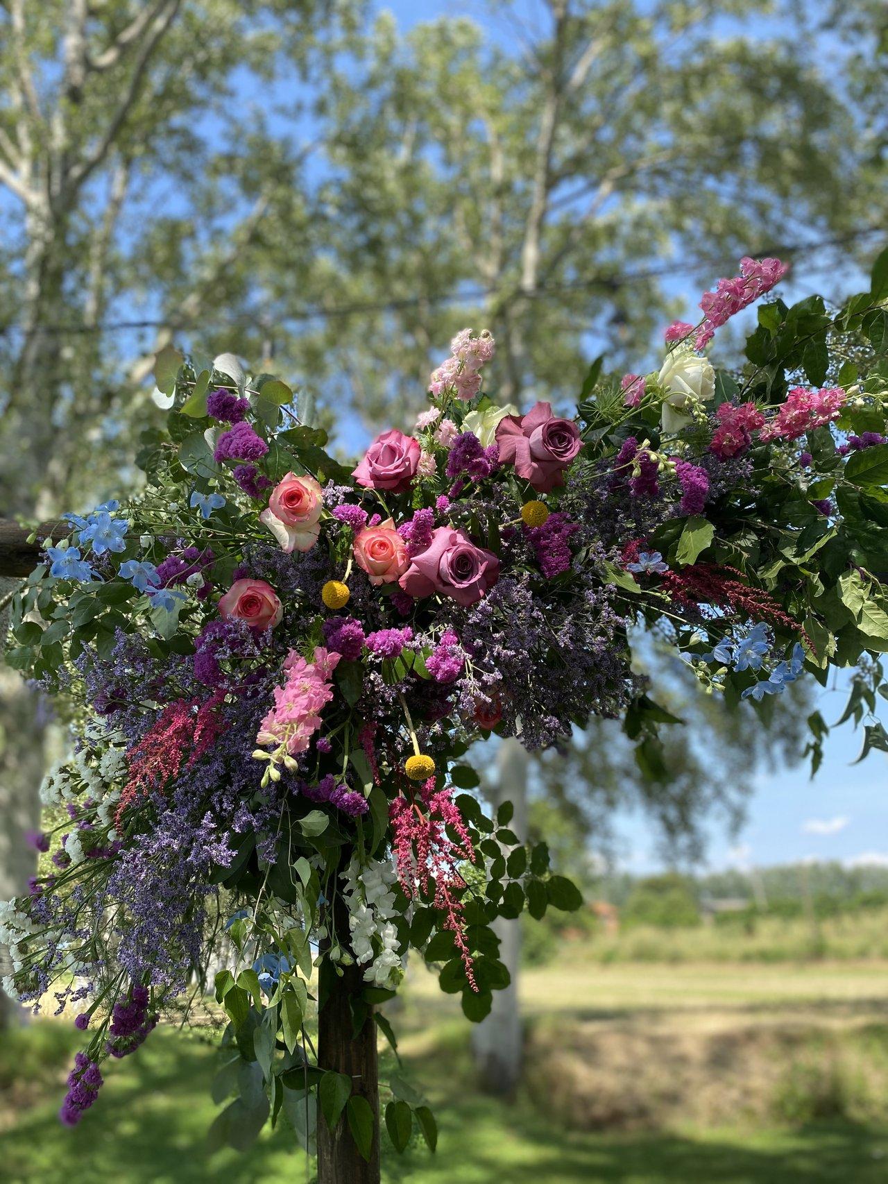 arco con allestimento floreale matrimonio dalle nuance accese