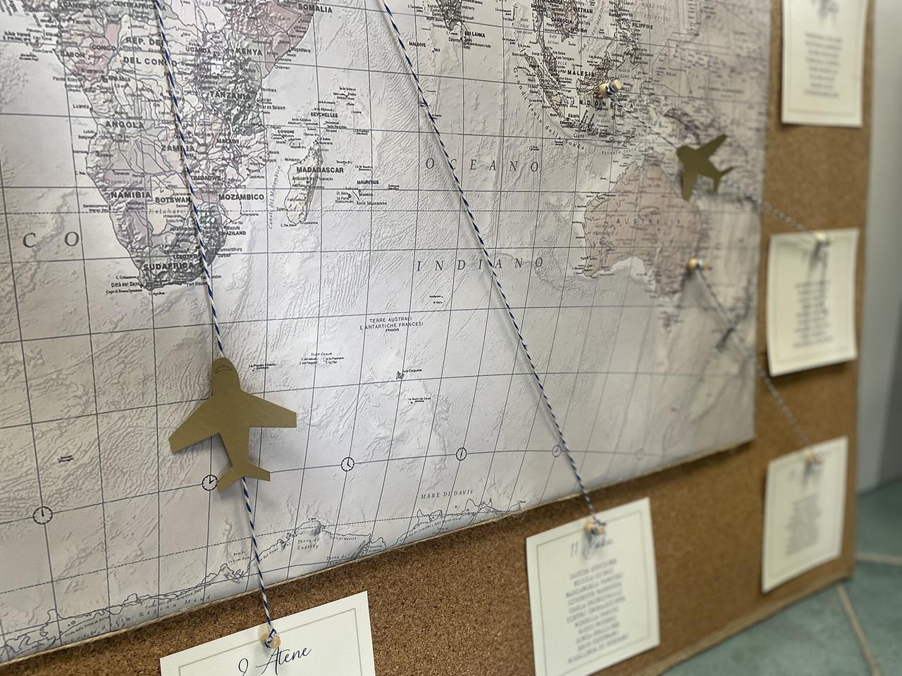 tableau de mariage tema viaggio con planisfero e aerei di carta 